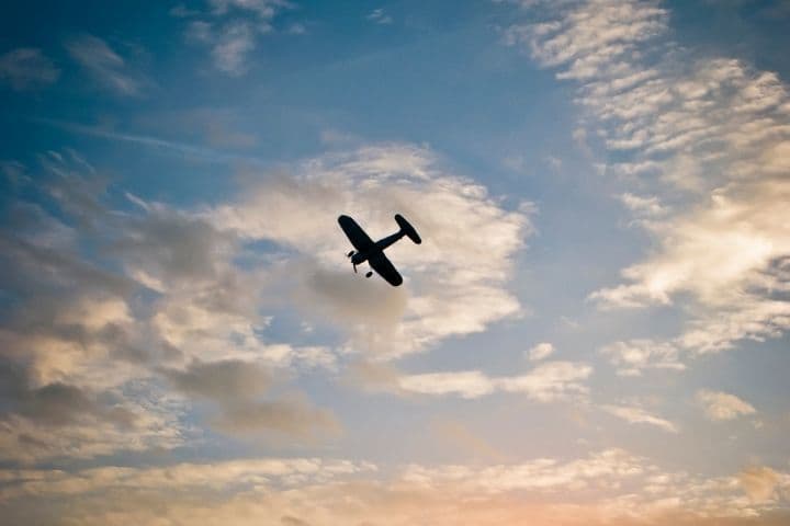 avião pequeno voando