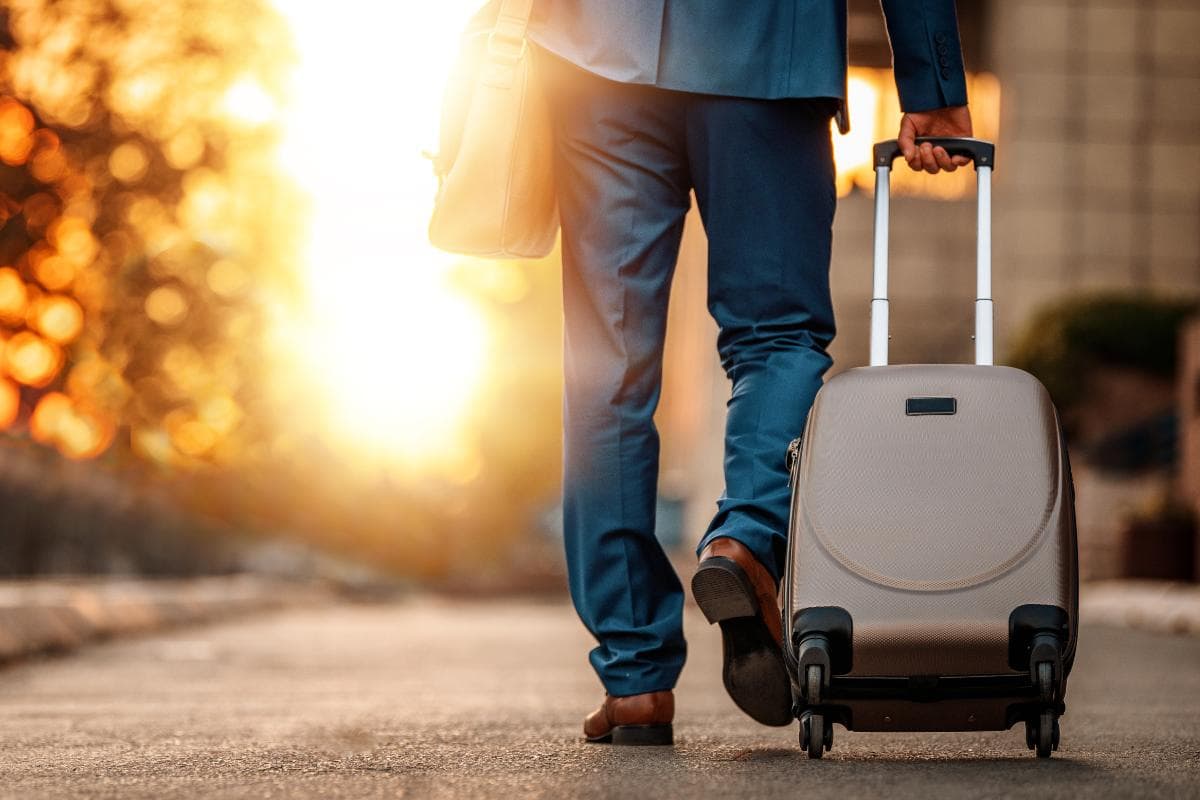 calculadora de viagem: homem viajando