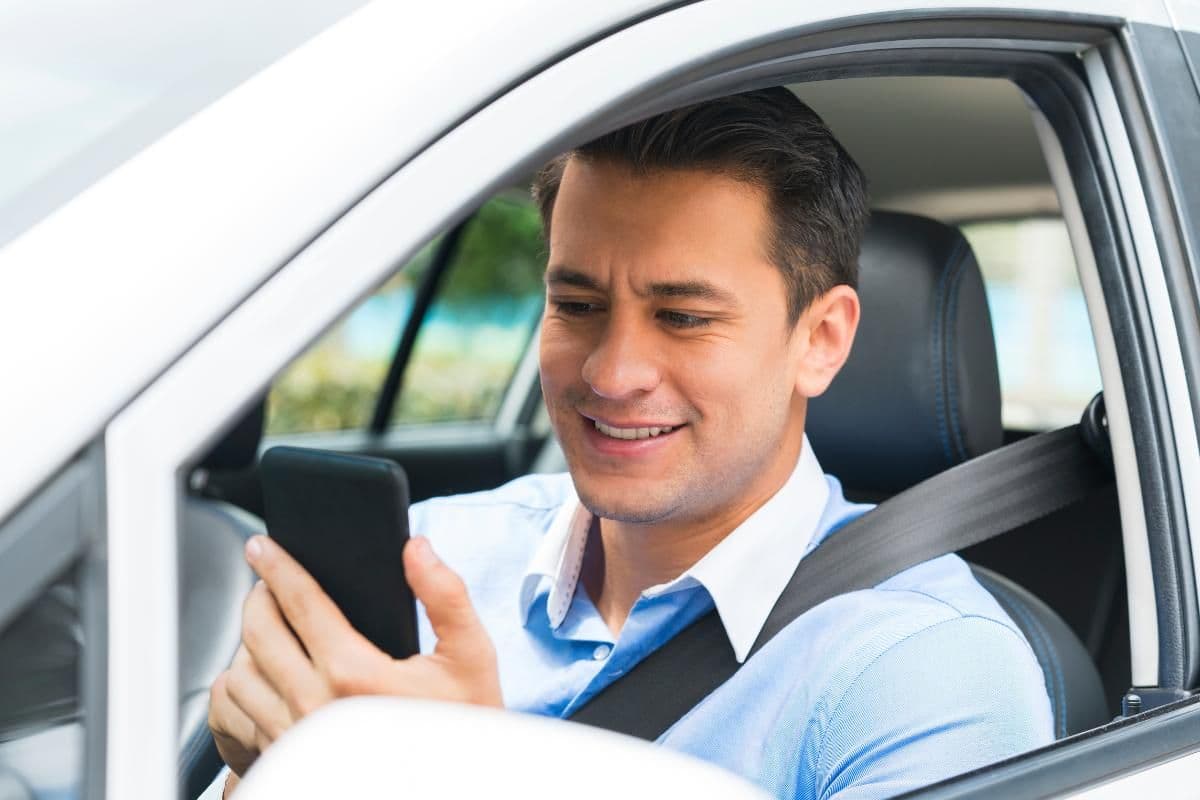 Aluguel de carros para Uber (1) homem com o carro alugado