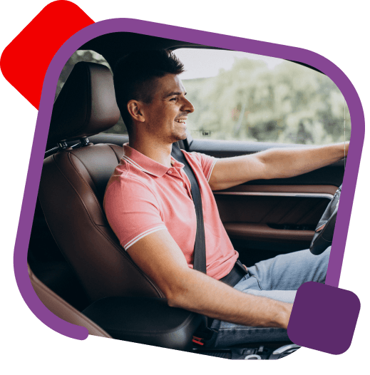 Cliente do Mensal Flex em frente ao veiculo