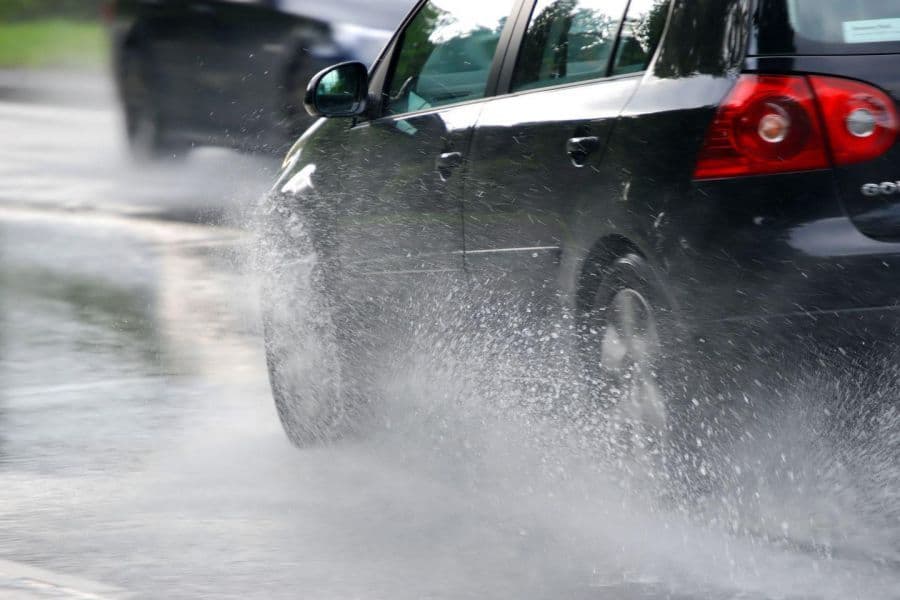 Como dirigir na chuva com segurança? Dicas práticas