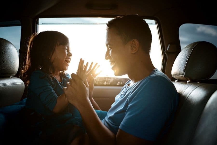 Vai viajar de carro com as crianças? A gente te ajuda!