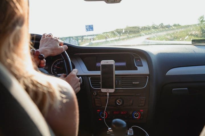 mulher dirigindo na estrada regras cnh provisoria permissao para dirigir foco aluguel de carros