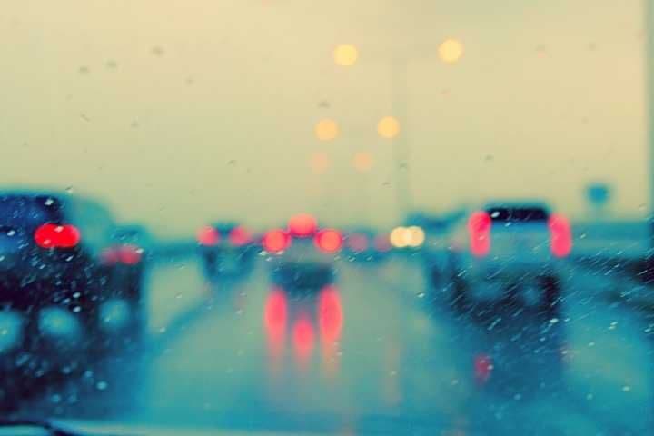 carro andando na chuva
