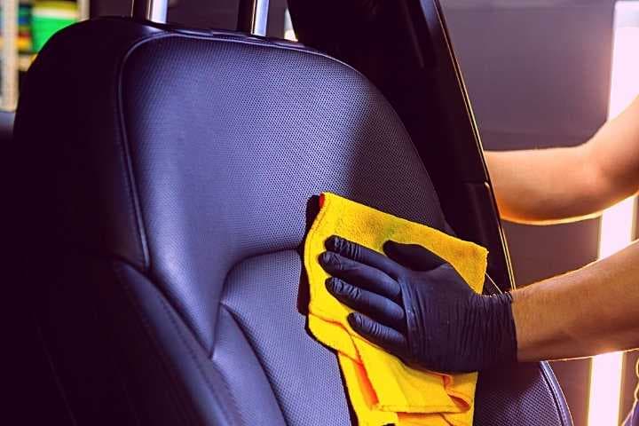 limpando banco de carro