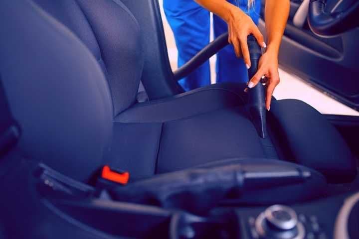 aspirando banco do carro