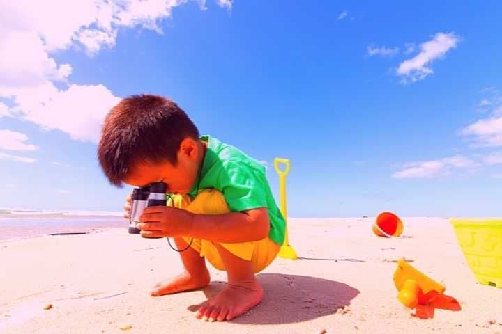 crianças brincando na praia