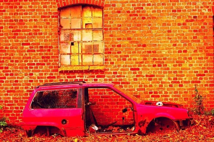 carcaça de carro vermelho