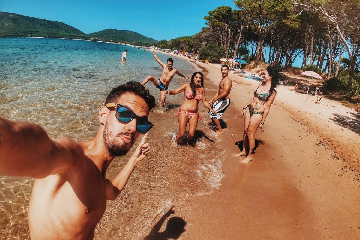 grupo de amigos aproveitando as praias do litoral de são paulo