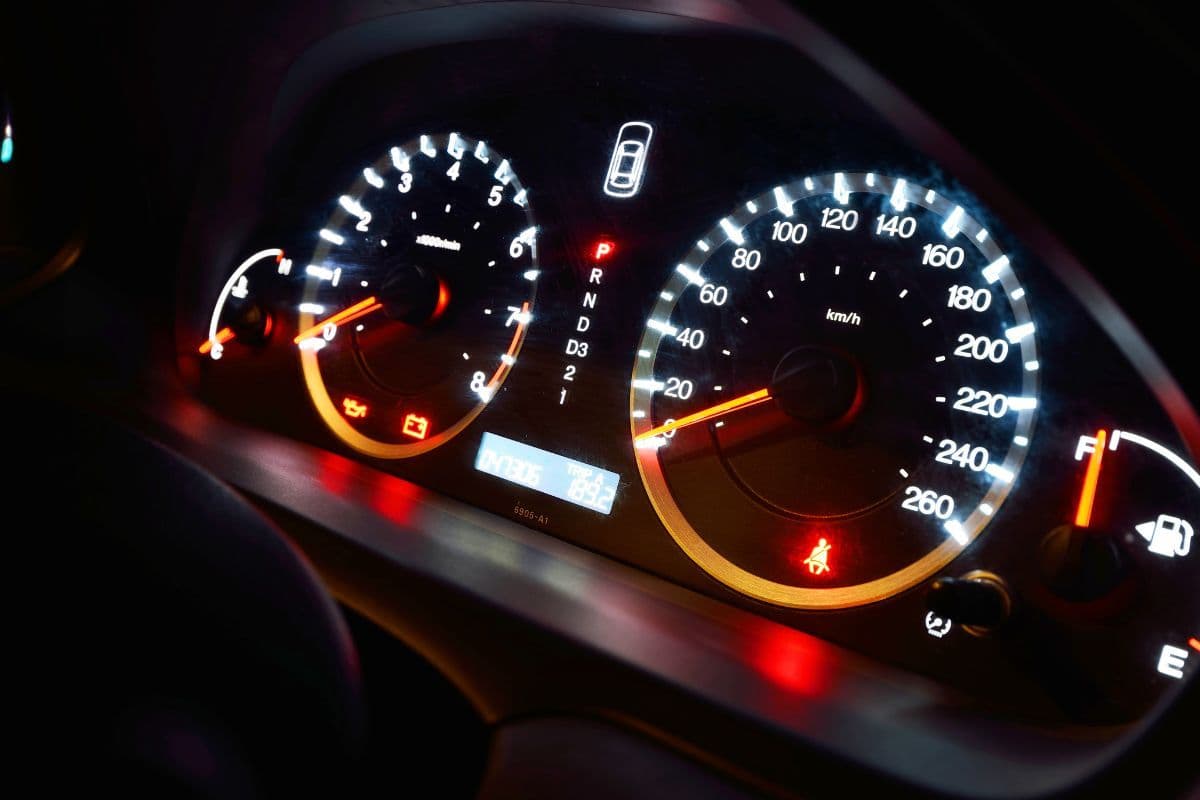 luzes no painel do carro