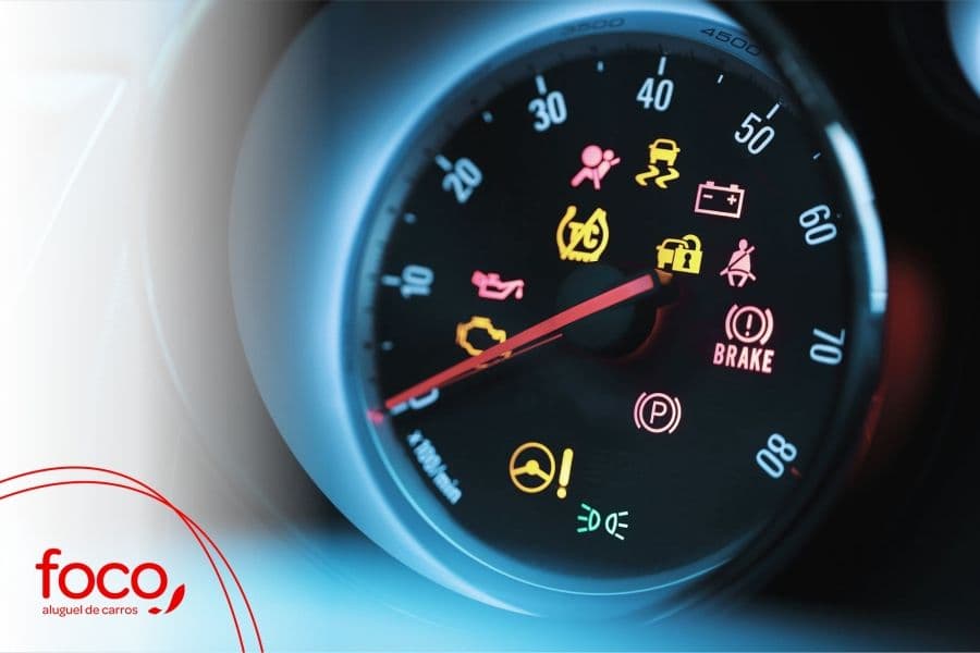 Luzes no painel do carro: um sinal de alerta