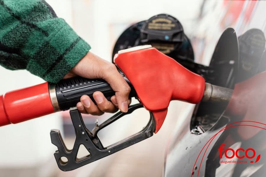 Álcool ou gasolina na estrada: saiba quais fatores considerar