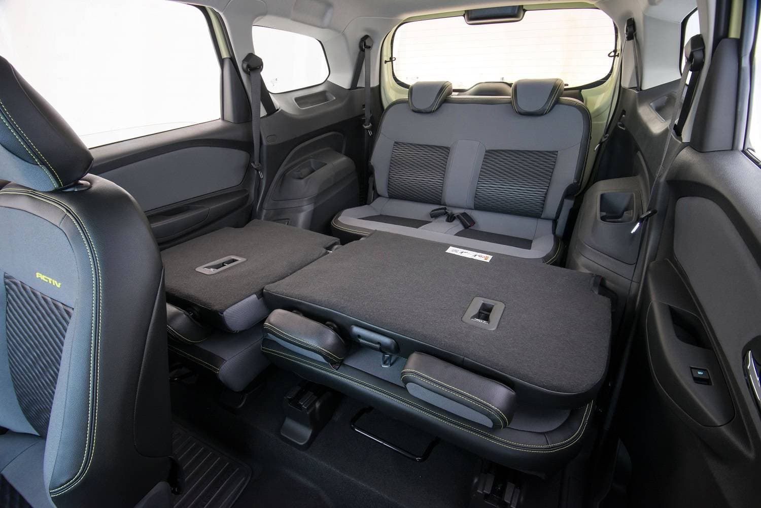 imagem da parte de dentro de um veículo disponível no aluguel de carro 7 lugares