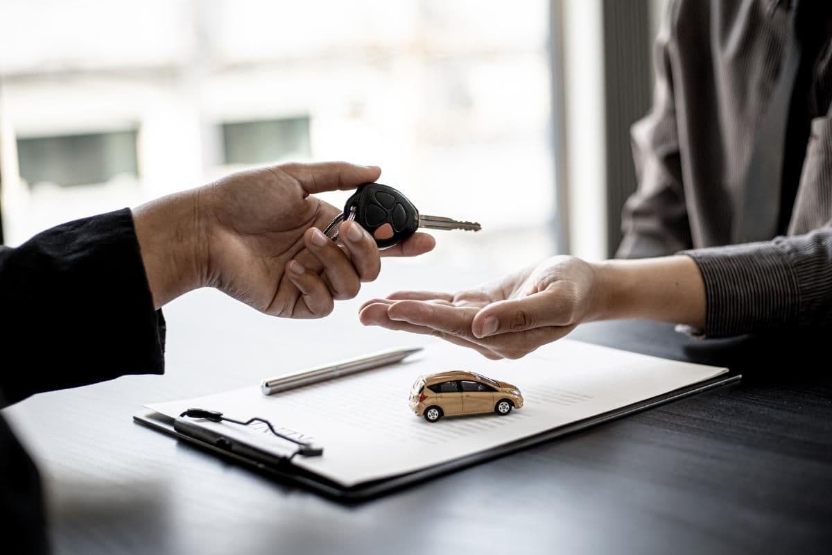 devolução de carros alugados depois do prazo