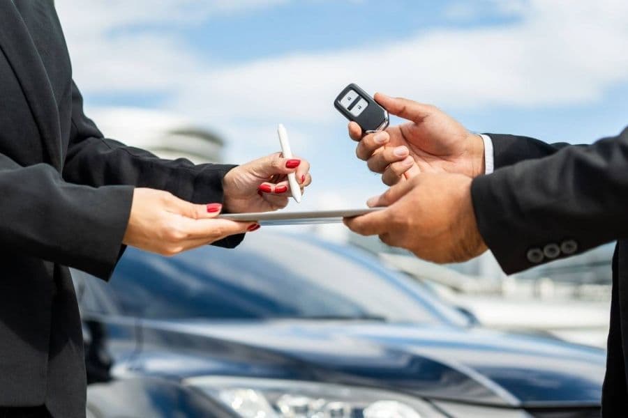 Idade mínima para alugar um carro: regras atualizadas
