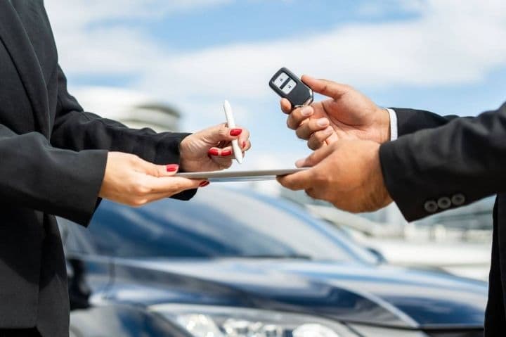 Idade mínima para alugar um carro: regras atualizadas