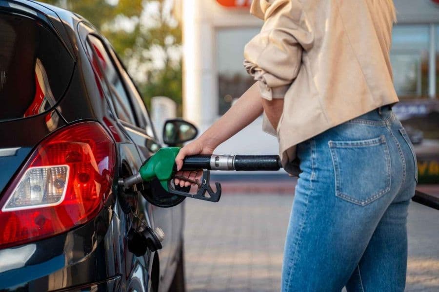 Dicas para economizar combustível em carros alugados