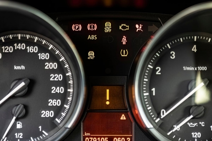 Luz vermelha no painel do carro: saiba o significado