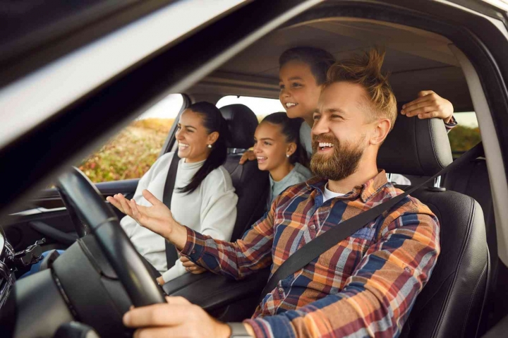 SUV ou Sedan: qual o melhor para viagens em família?